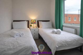 Family & Contractors Home - 6 Beds - Garden Patio - 9