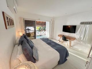 Caro's Beachfront - 2