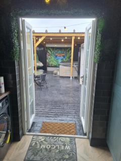 Jungle Beach House Portrush Hot tub - 1