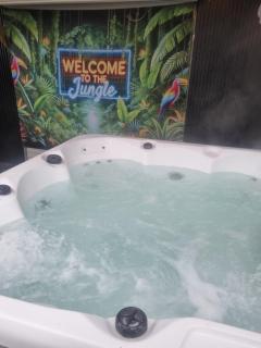 Jungle Beach House Portrush Hot tub - 4