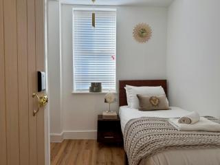 Waterfront Living Boutique Hotel Opposite Hill Dickinson Stadium - 1