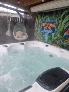 Jungle Beach House Portrush Hot tub - 7