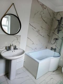 Cosy 2 Bedroom - sleeps 6 - free street parking - 8