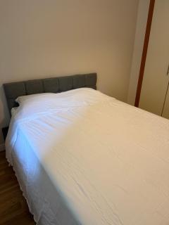Bright En-Suite Room with Free Parking and bus links - 0