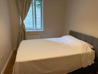 Bright En-Suite Room with Free Parking and bus links - 8
