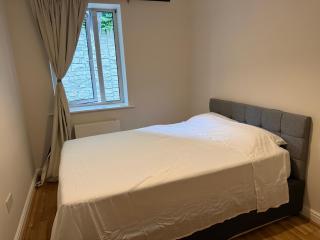 Bright En-Suite Room with Free Parking and bus links - 7