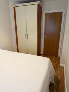 Bright En-Suite Room with Free Parking and bus links - 6