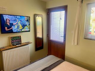 Cute self-contained guest room with ensuite and private decked porch in Glastonbury - 3