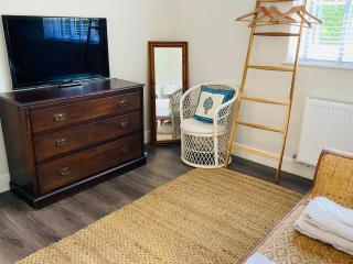 The Pelican Room-converted Cart Lodge near airport - 2