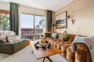 Stylish Retreat Near Titirangi Village & Walks - 8