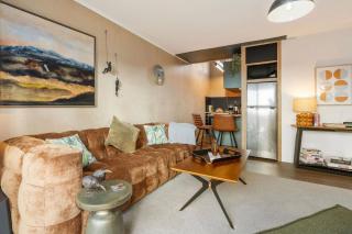 Stylish Retreat Near Titirangi Village & Walks - 2