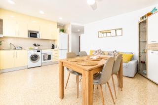 Isola Beachside Apartment - 8