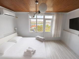 i1 Studios by Tram with Seaview, Jacuzzi Rooms - 9