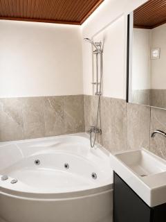 i1 Studios by Tram with Seaview, Jacuzzi Rooms - 4