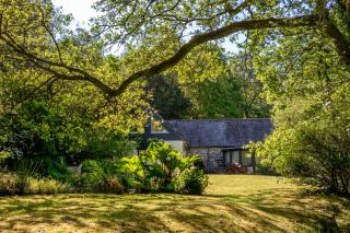 Moulin Plouyaec - gîte bordé de verdure, sa rivière et son étang - 1