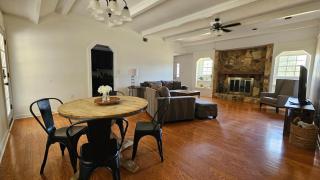 Willow and Stone Escape sleeps 6 - 9