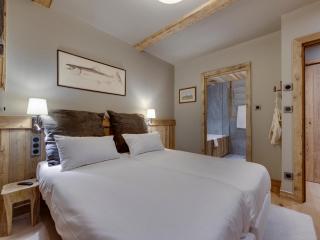 Superbe duplex 68m² avec cheminée, 2 chambres, parking intérieur, et services inclus à Val d'Isère - FR-1-567-46 - 2