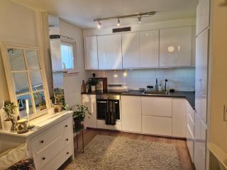 Modern Central Apartment 3-Min Walk to Station - 1