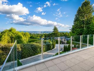 Luxury Pool Villa with City Views in West Vancouver - 0
