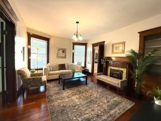 B4-2 Beautiful 3Br w Balcony park All rooms w AC - 0