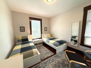 B4-2 Beautiful 3Br w Balcony park All rooms w AC - 1