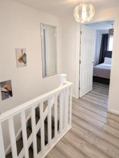 Modern Family Home, Free Parking, Garden - 9