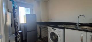 Sprawling 7-Bed Retreat in the Heart of Warboys - Warboys - 4