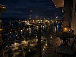 Island & Harbour Views Large Balcony Free Parking - 2