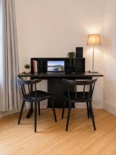 Spacious Entire Apartment in Central Croydon - 1