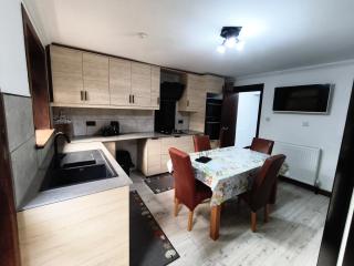 Pi-Garden house - 4 double bedrooms - Free optic fibre WIFI and parking - 8