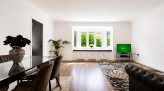 Luxury 6-Bed 6-Bath Home Near LEGOLAND with Parking - 2