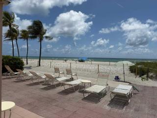 Oceanfront Boutique Escape on Hollywood Beach - 9