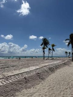 Oceanfront Boutique Escape on Hollywood Beach - 7