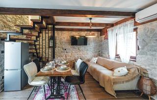 Amazing Home In Zmijavci - 8