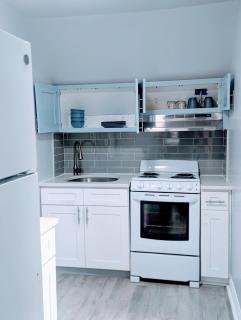 Top-Rated 1BR EWR 10 Min + NYC Train Sleeps 4 - 1