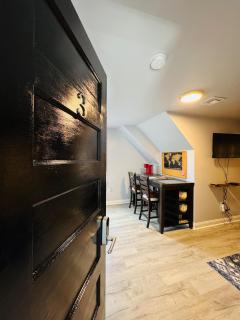 Top-Rated 1BR EWR 10 Min + NYC Train Sleeps 4 - 8