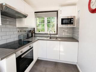 Tudor Court, Tolroy Manor - 8
