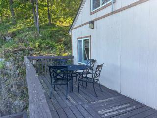 Cliffside Hideaway-Renovations & upgrades coming! - 2