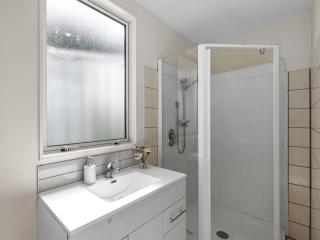 Modern 4BR Lake & Mountain Views - 6
