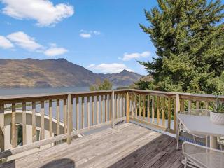 Modern 4BR Lake & Mountain Views - 3