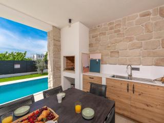 Three-Suite Detached Holiday Villa - 6