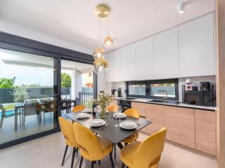 6-Person Home with 3 En-Suites - 8