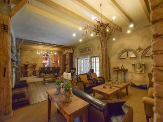 Charming Home with Hot Tub - 9