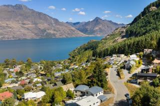 Sleek Alpine 4BR Panoramic Queenstown Views - 2