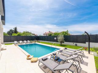 6-Person Home with 3 En-Suites - 2