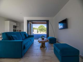 Lecci Retreat near Cala Rossa Beach - 2