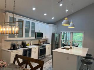 Luxury Retreat, Fully Renovated & Comfort - 6