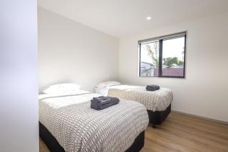 Spacious Hornby Stay 3BR Sleeps 8 Garage - 1