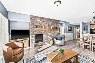 Whispering Pines Lake Views King Suite, 2 Queen Beds, Kitchen and Heated Pools - 8