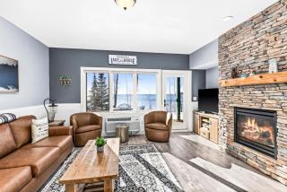 Whispering Pines Lake Views King Suite, 2 Queen Beds, Kitchen and Heated Pools - 5